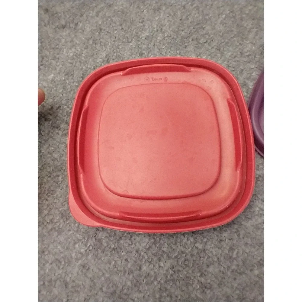 Rubbermaid TakeAlongs 7 Cup Square Food Storage Container with Red Purple Lids‎